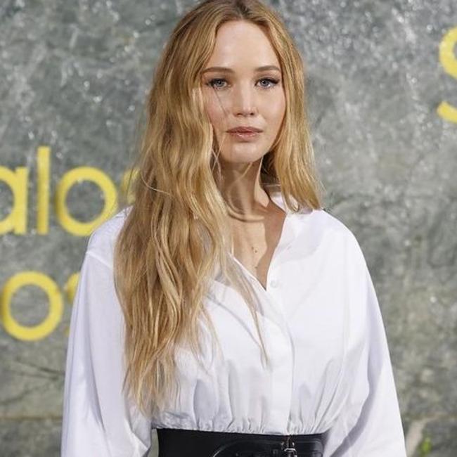 Jennifer Lawrence con cabello suelto corrugado